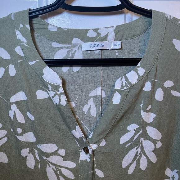 Ricki's Green Sheath Dress with Cuffed Long Sleeves and V-Neck - Picture 2 of 7